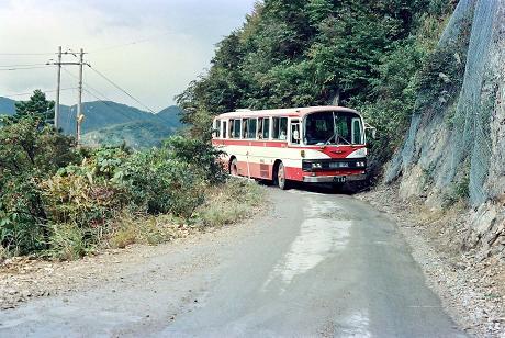 旧国道３０４号線を走るバス