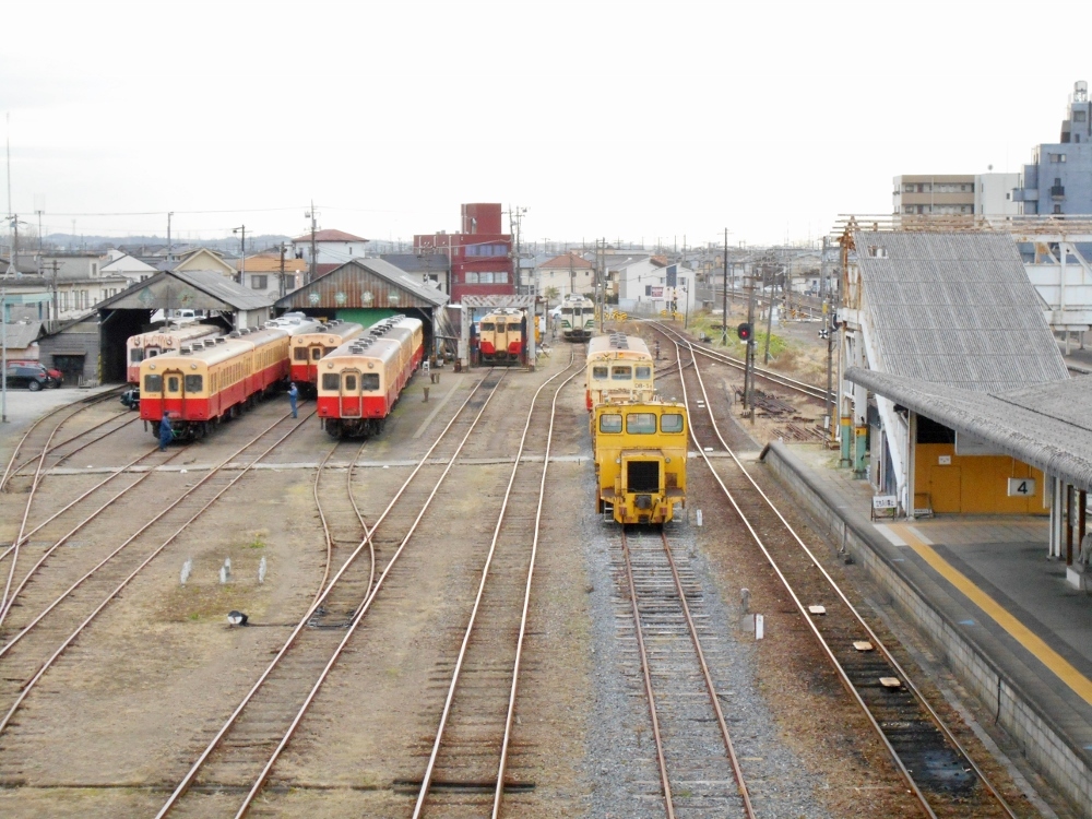 五井駅連絡通路から見える線路と電車