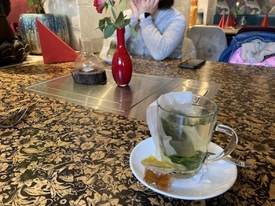 レモングラスと生姜が入った緑茶には 蜂蜜をたっぷり入れていただきます。